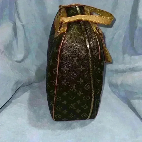 Louis Vuitton Monogram Excursion Shoe Bag - Picture 3 of 9